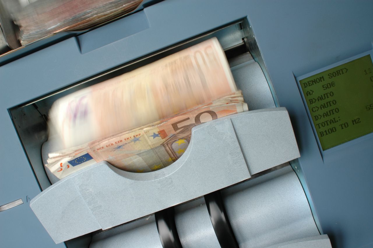 about-02 50 Euro banknotes being processed in a high-speed counting machine, showcasing technology and finance in action.